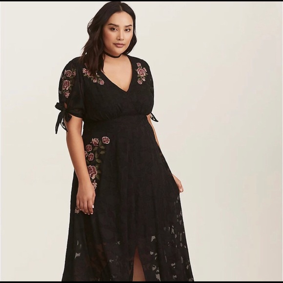 torrid Dresses & Skirts - Torrid Dress Maxi Black Embroidered Floral Lace